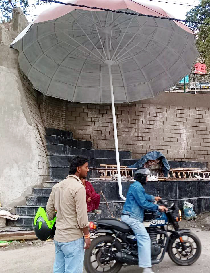 तल्लीताल में प्रशासन के द्वारा स्थापित छाता। तल्लीताल में प्रशासन के द्वारा स्थापित छाता।