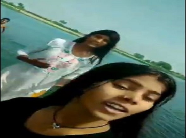 नदी के किनारे रील बनाती लड़किया नदी के किनारे रील बनाती लड़किया