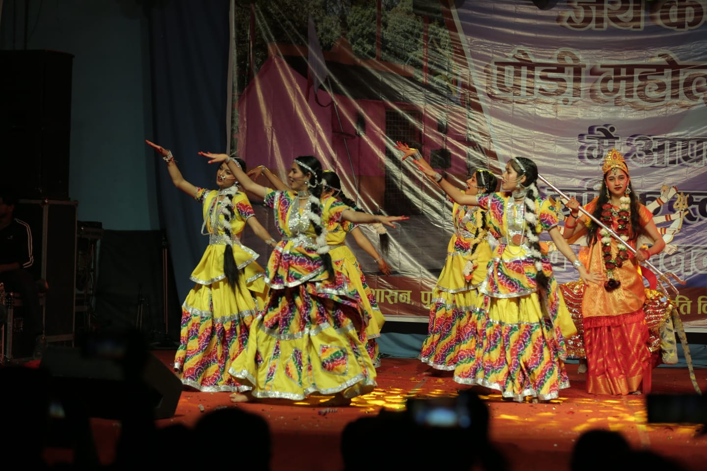 जय जय कंडोलिया पौड़ी महोत्सव में प्रस्तुति देते कलाकार जय जय कंडोलिया पौड़ी महोत्सव में प्रस्तुति देते कलाकार