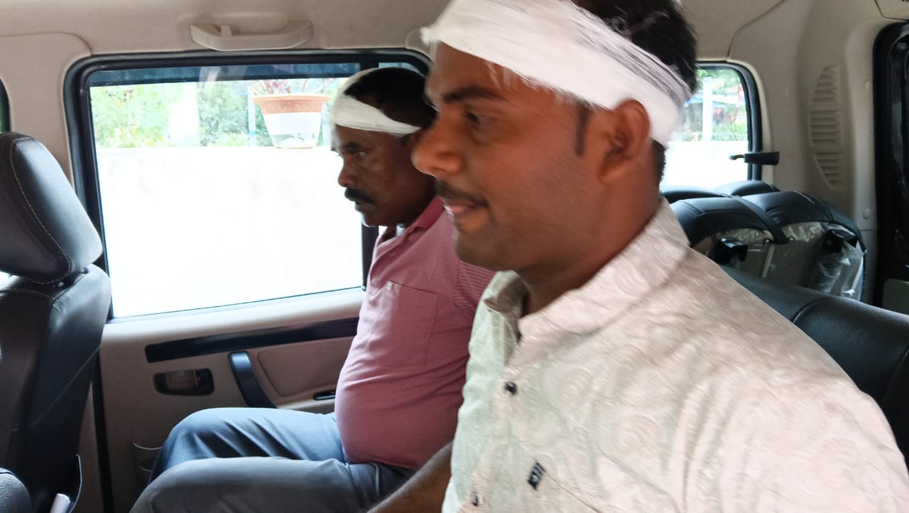 घायल पुलिसकर्मी घायल पुलिसकर्मी