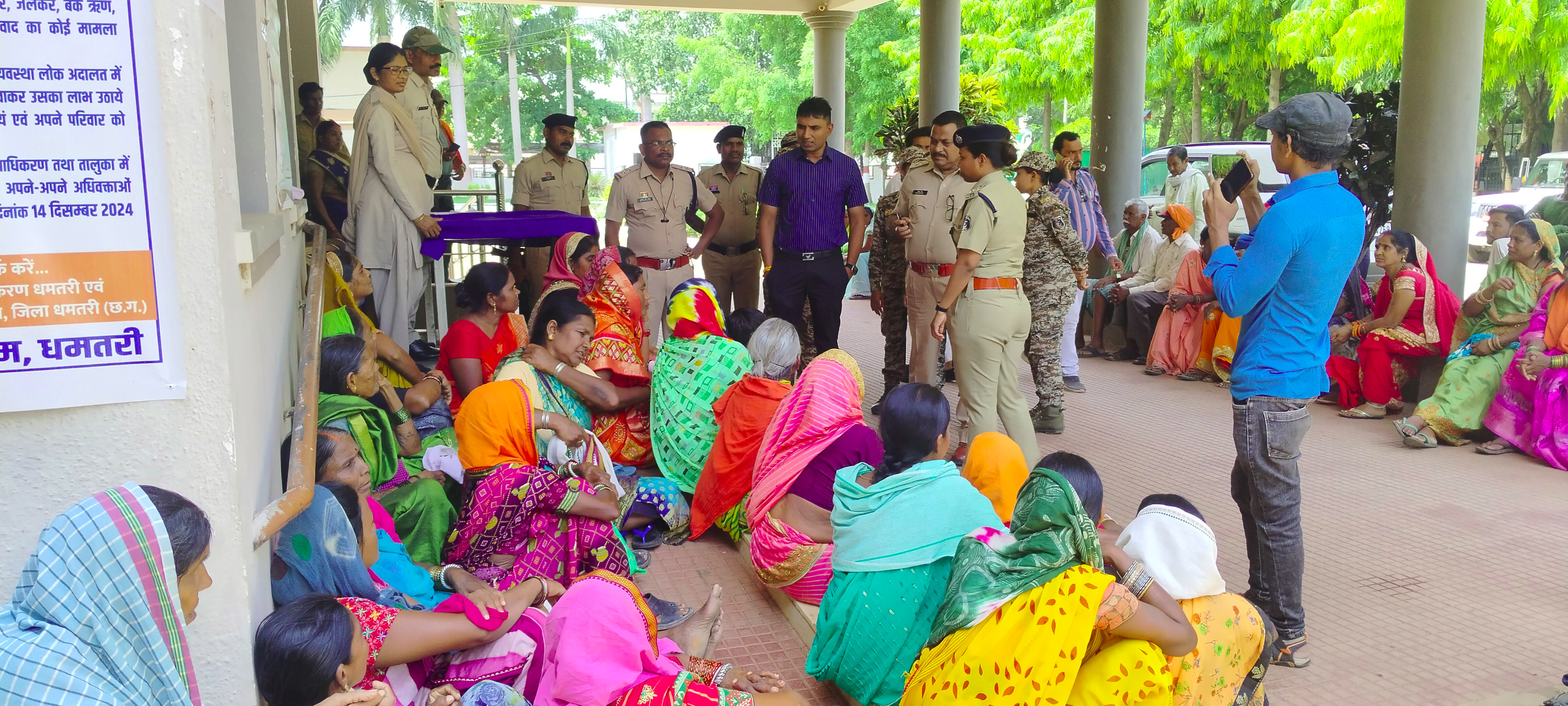 रेत के अवैध उत्खनन के खिलाफ शिकायत करने कलेक्ट्रेट कार्यालय परिसर में बैठी महिलाओं की भीड़ को समझाईश देती पुलिस। रेत के अवैध उत्खनन के खिलाफ शिकायत करने कलेक्ट्रेट कार्यालय परिसर में बैठी महिलाओं की भीड़ को समझाईश देती पुलिस।