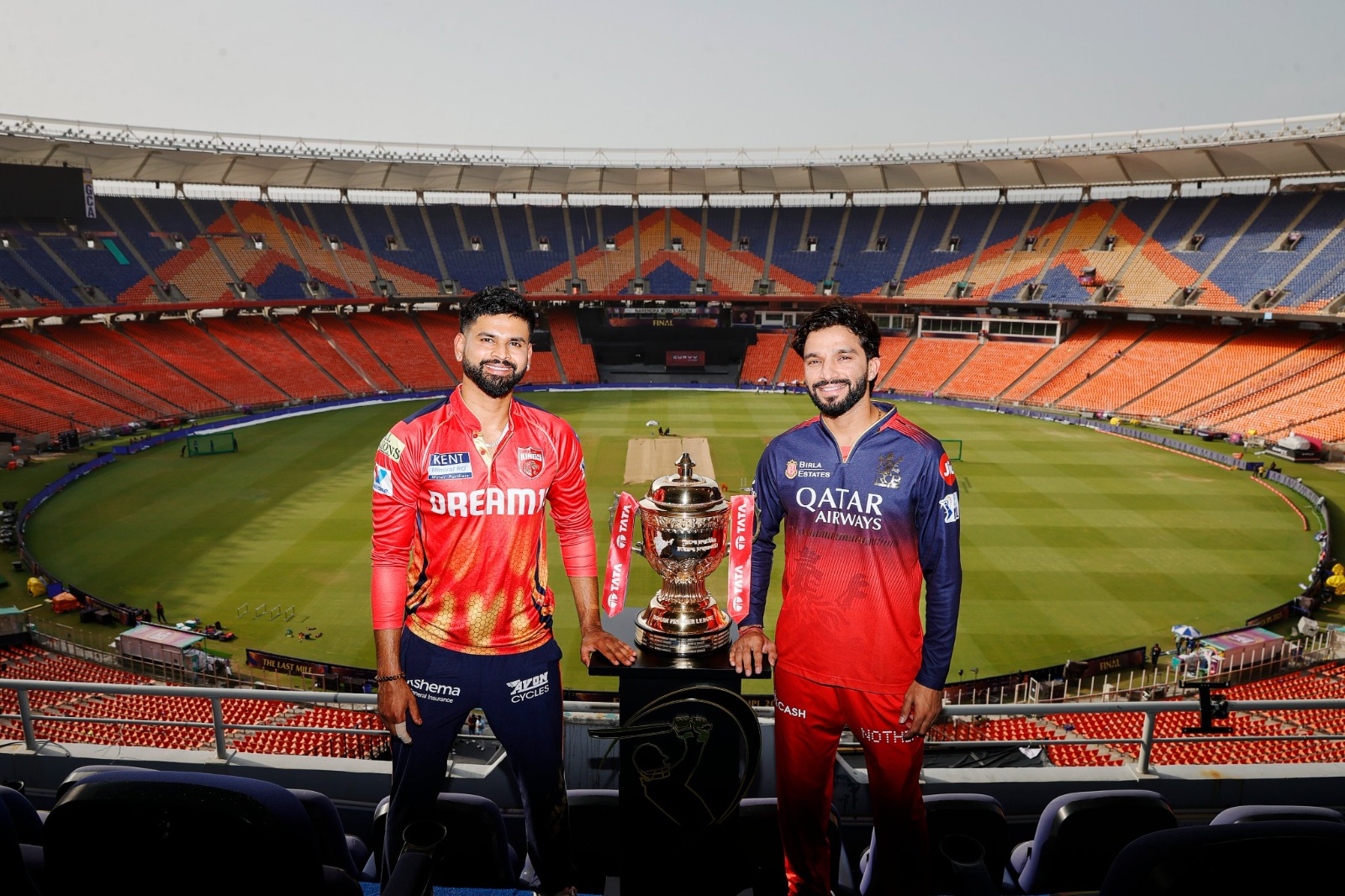 श्रेयस अय्यर और रजत पाटीदार ट्रॉफी के साथ श्रेयस अय्यर और रजत पाटीदार ट्रॉफी के साथ