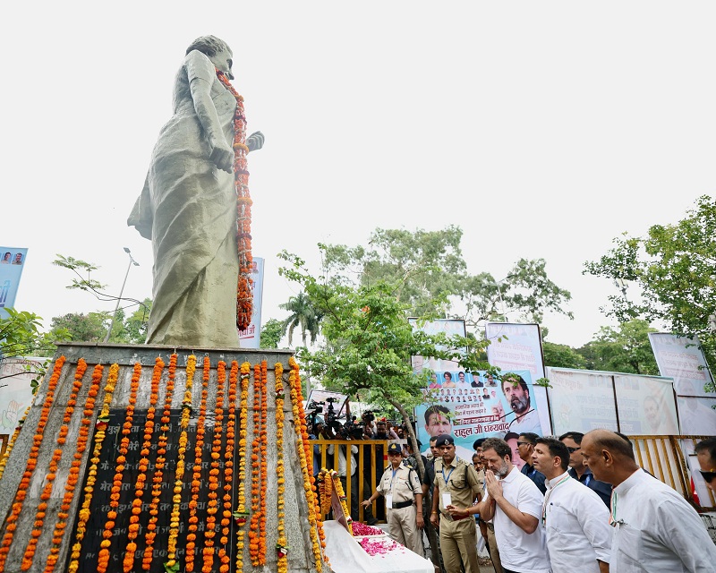 राहुल गांधी ने इंदिरा गांधी की प्रतिमा पर पुष्पांजलि अर्पित की राहुल गांधी ने इंदिरा गांधी की प्रतिमा पर पुष्पांजलि अर्पित की