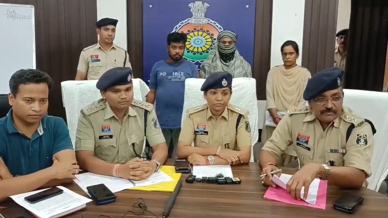 दो बांग्लादेशी घुसपैठिये गिरफ्तार दो बांग्लादेशी घुसपैठिये गिरफ्तार