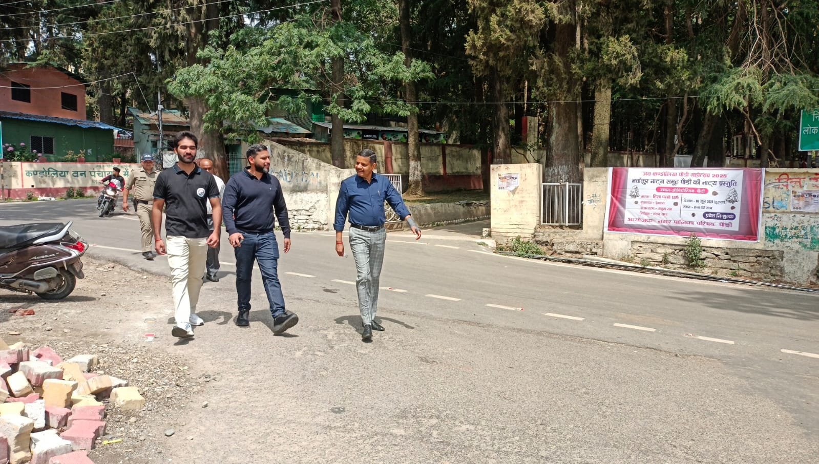 पौड़ी में मंगलवार को पैदल ऑफिस आते सीडीओ अन्य अधिकारी पौड़ी में मंगलवार को पैदल ऑफिस आते सीडीओ अन्य अधिकारी