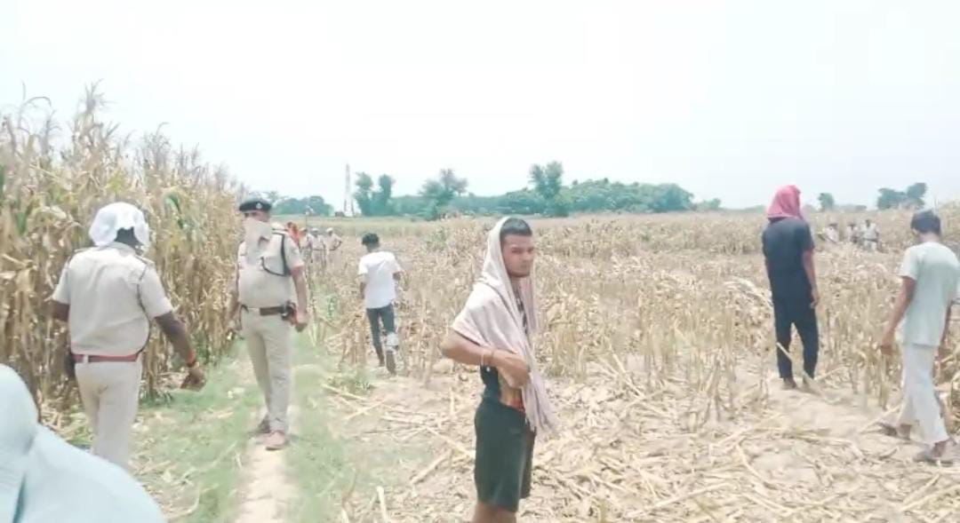 छानबीन करती पुलिस