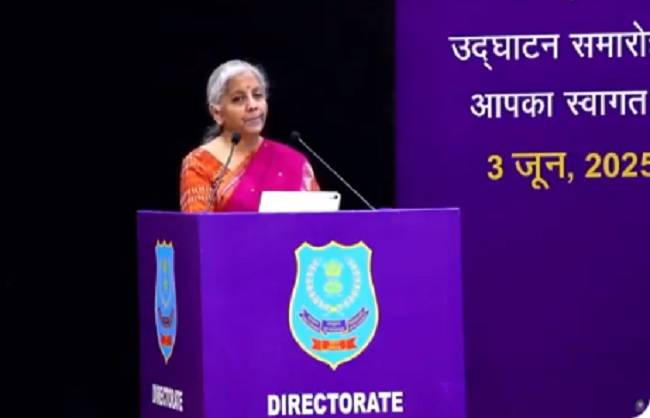 डीआरआई के अधिकारियों को संबोधित करते हुए निर्मला सीतारमण डीआरआई के अधिकारियों को संबोधित करते हुए निर्मला सीतारमण
