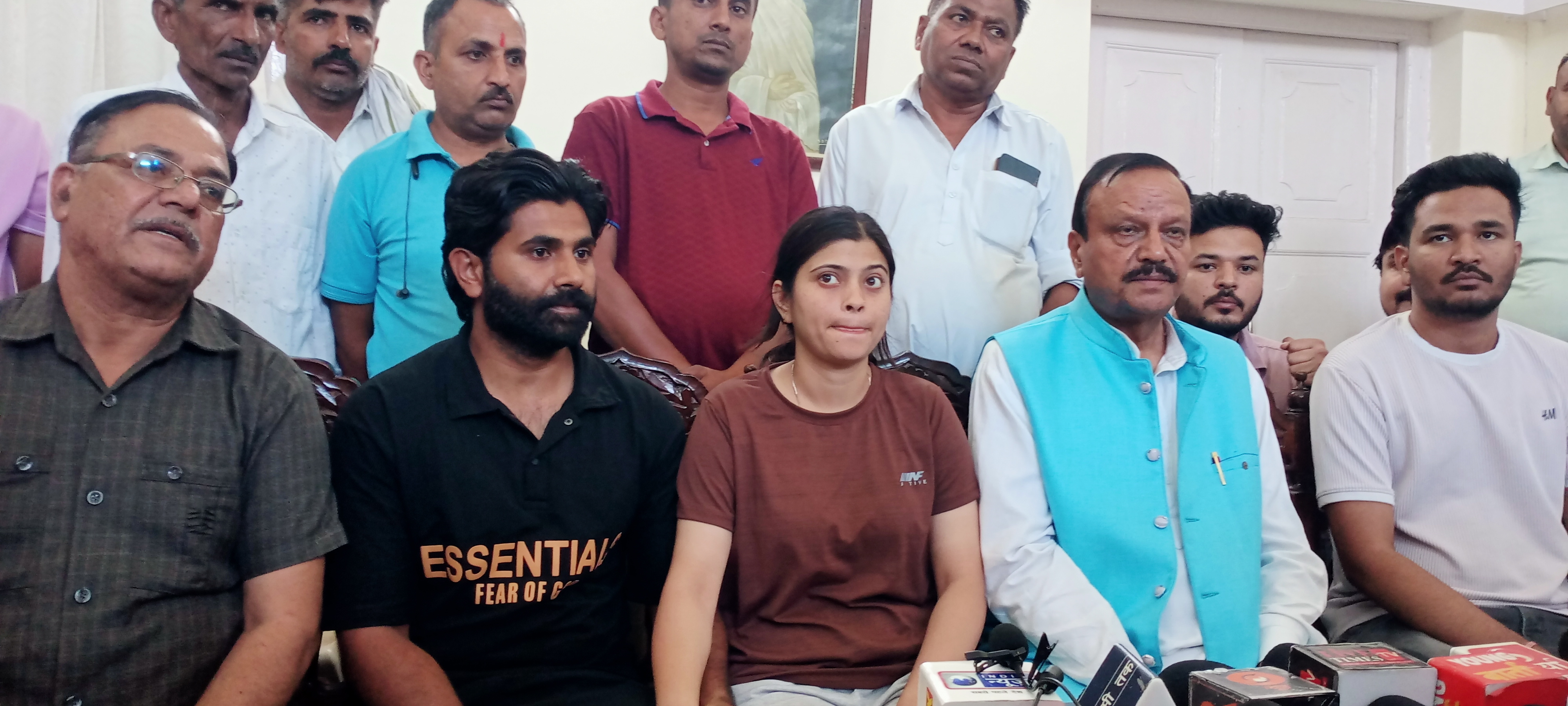 ,48 घंटों का दिया अल्टीमेटम। पुलिस ने आरोपी न पकड़े तो होगा धरना प्रदर्शन ,48 घंटों का दिया अल्टीमेटम। पुलिस ने आरोपी न पकड़े तो होगा धरना प्रदर्शन