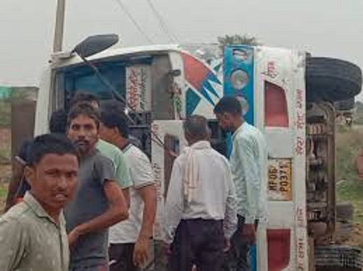 कैलारस में बेकाबू होकर पलटी बस कैलारस में बेकाबू होकर पलटी बस