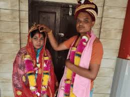 बुलंदशहर के खुर्जा में बने आर्य समाज मंदिर में हिंदू रीति रिवाज से विवाह करने के बाद रुपेंद्र व श्रुति । बुलंदशहर के खुर्जा में बने आर्य समाज मंदिर में हिंदू रीति रिवाज से विवाह करने के बाद रुपेंद्र व श्रुति ।