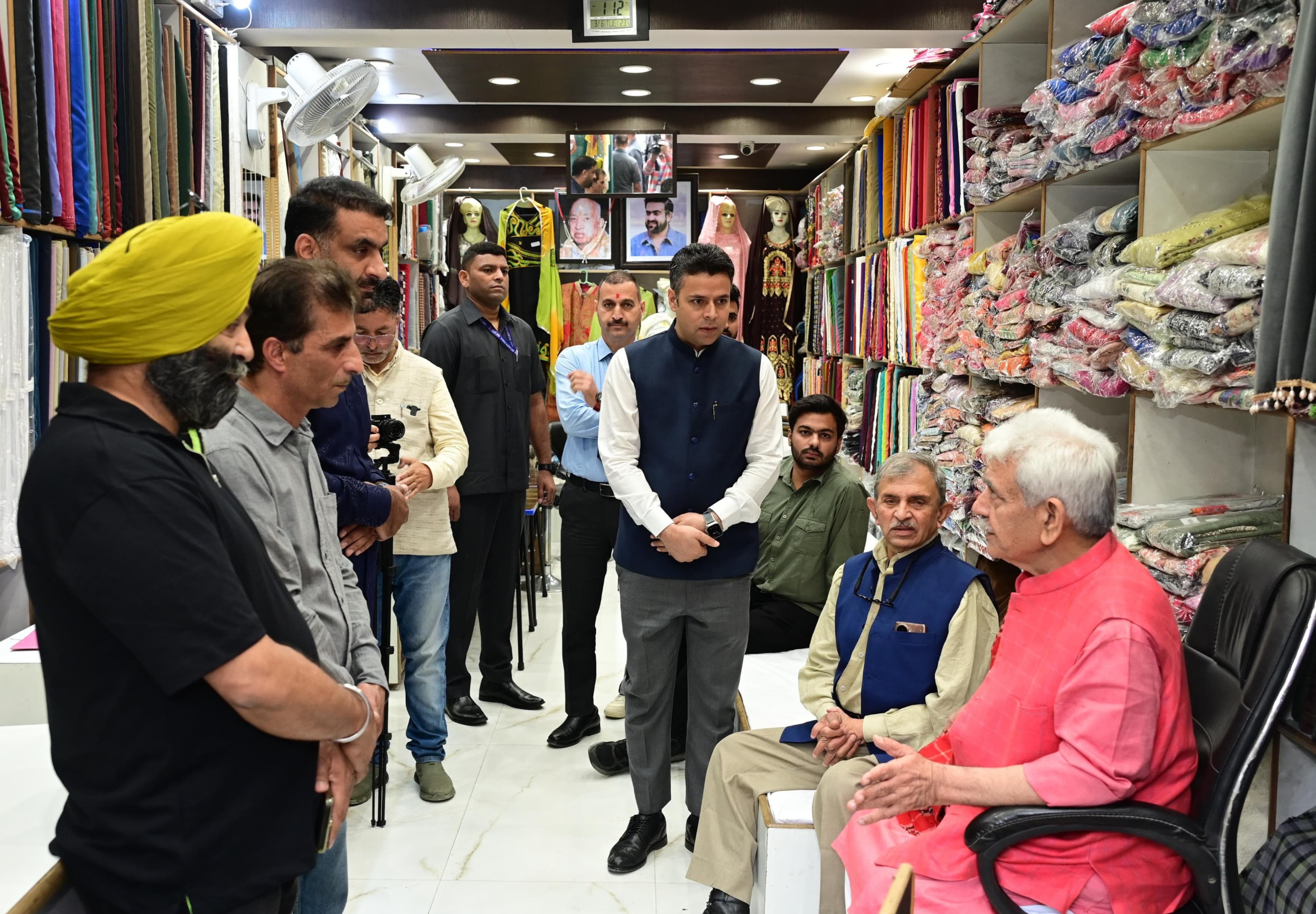 उपराज्यपाल ने लाल चौक का दौरा किया, व्यापारियों से बातचीत की उपराज्यपाल ने लाल चौक का दौरा किया, व्यापारियों से बातचीत की