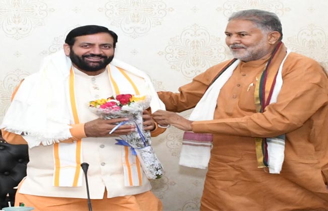 मुख्यमंत्री नायब सिंह सैनी से शिष्टाचार भेंट करते हुए पूर्व कैबिनेट मंत्री रामबिलास शर्मा। मुख्यमंत्री नायब सिंह सैनी से शिष्टाचार भेंट करते हुए पूर्व कैबिनेट मंत्री रामबिलास शर्मा।