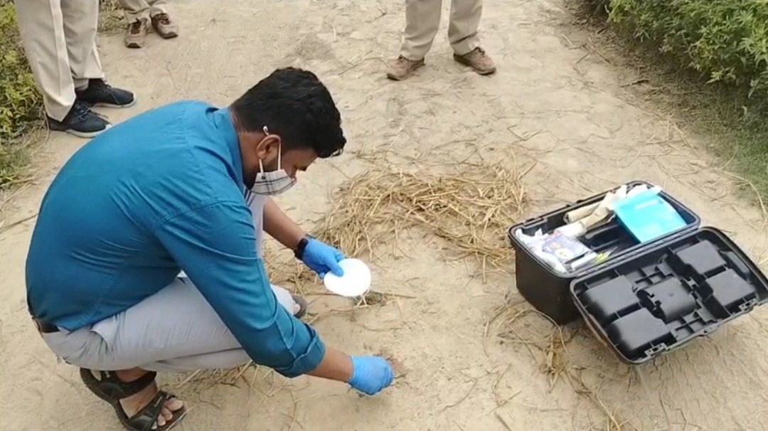 घटनास्थल की जांच करती एफएसएल की टीम घटनास्थल की जांच करती एफएसएल की टीम