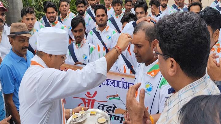 सागरः विधायक जैन ने मॉ तुझे प्रणाम के युवाओं के दल को हरी-झण्डी दिखाकर किया रवाना सागरः विधायक जैन ने मॉ तुझे प्रणाम के युवाओं के दल को हरी-झण्डी दिखाकर किया रवाना