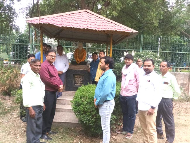 माल्यार्पण करते माल्यार्पण करते