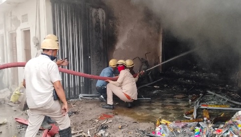 प्लास्टिक गोदाम में भीषण आग लगने से जला लाखों माल प्लास्टिक गोदाम में भीषण आग लगने से जला लाखों माल