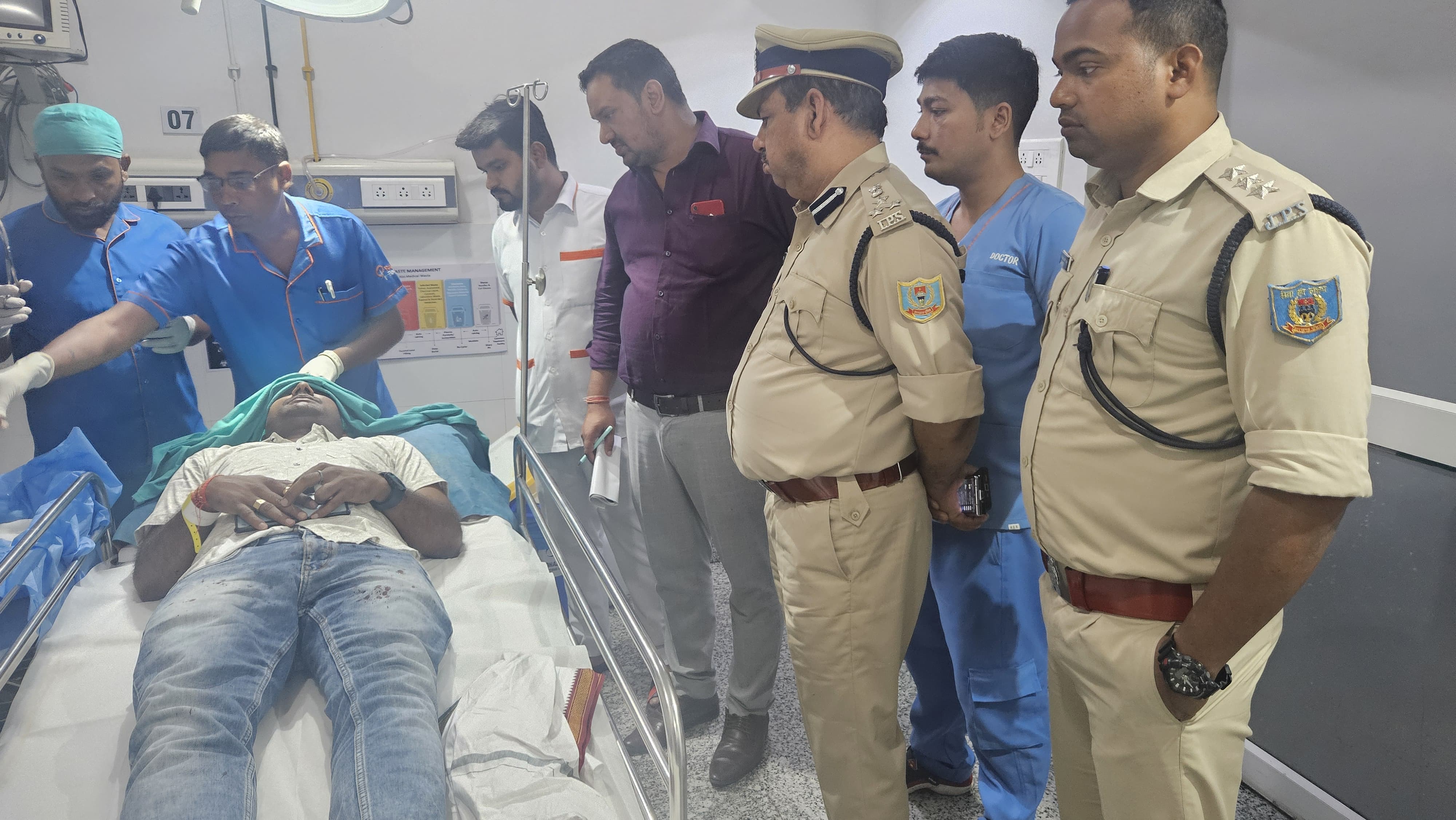 डीआईजी थाना प्रभारी से मिलते हुए डीआईजी थाना प्रभारी से मिलते हुए