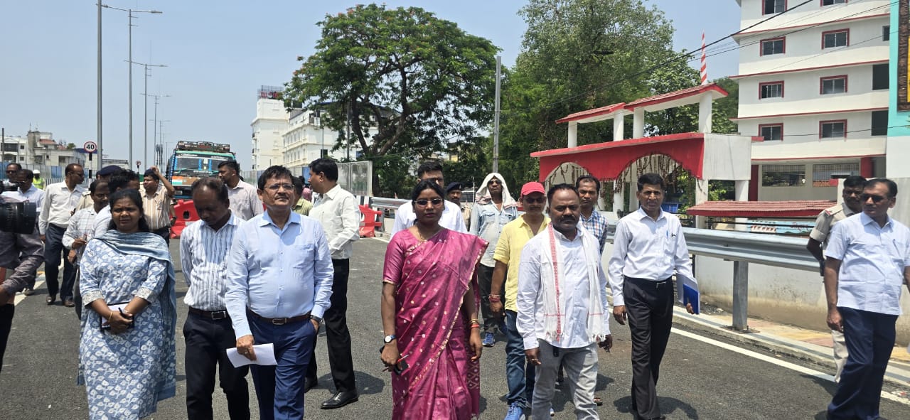 रैंप का निरीक्षण करती डॉ आशा लकडा सहित अन्य रैंप का निरीक्षण करती डॉ आशा लकडा सहित अन्य