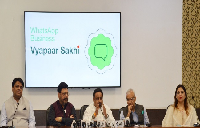 कार्यक्रम को संबोधित करते सांसद प्रवीण खंडेलवाल और अन्य कार्यक्रम को संबोधित करते सांसद प्रवीण खंडेलवाल और अन्य