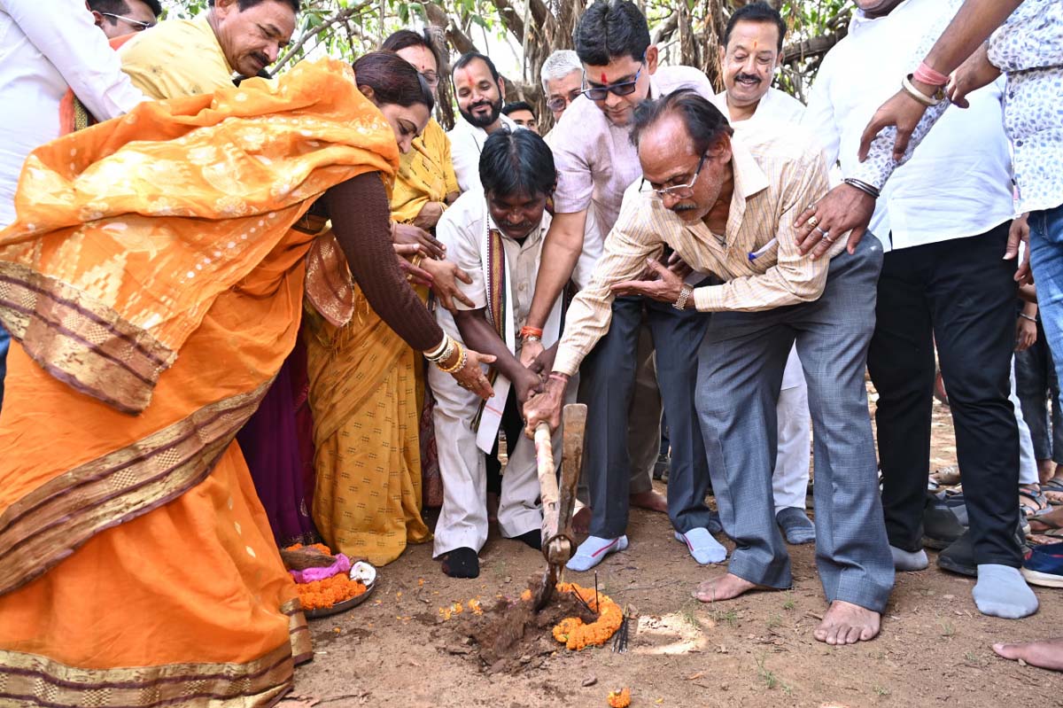 राजस्व मंत्री  टंक राम वर्मा तुलसी में सीसी रोड निर्माण का भूमि पूजन करते