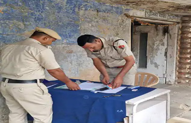 नागरिक अस्पताल स्थित पुलिस चौकी में कार्रवाई में जुटेे पुलिसकर्मी। नागरिक अस्पताल स्थित पुलिस चौकी में कार्रवाई में जुटेे पुलिसकर्मी।