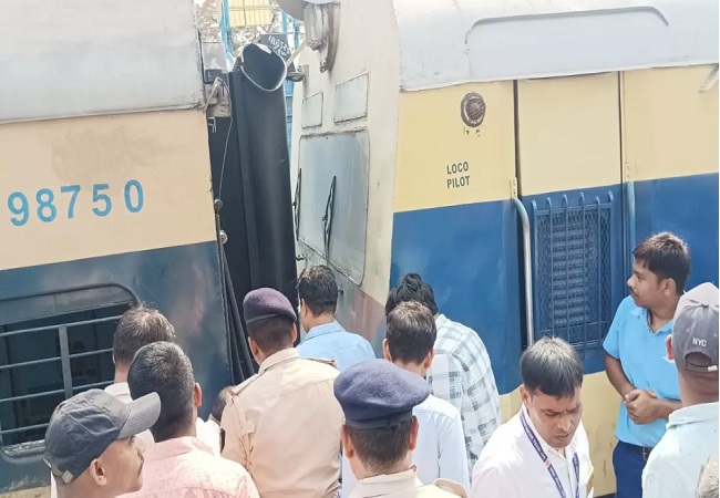 टेन के दाे काेचाे के बीच से निकलता धुंआ टेन के दाे काेचाे के बीच से निकलता धुंआ