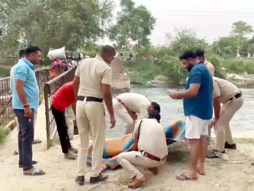नहर से शव निकालते पुलिस कर्मचारी