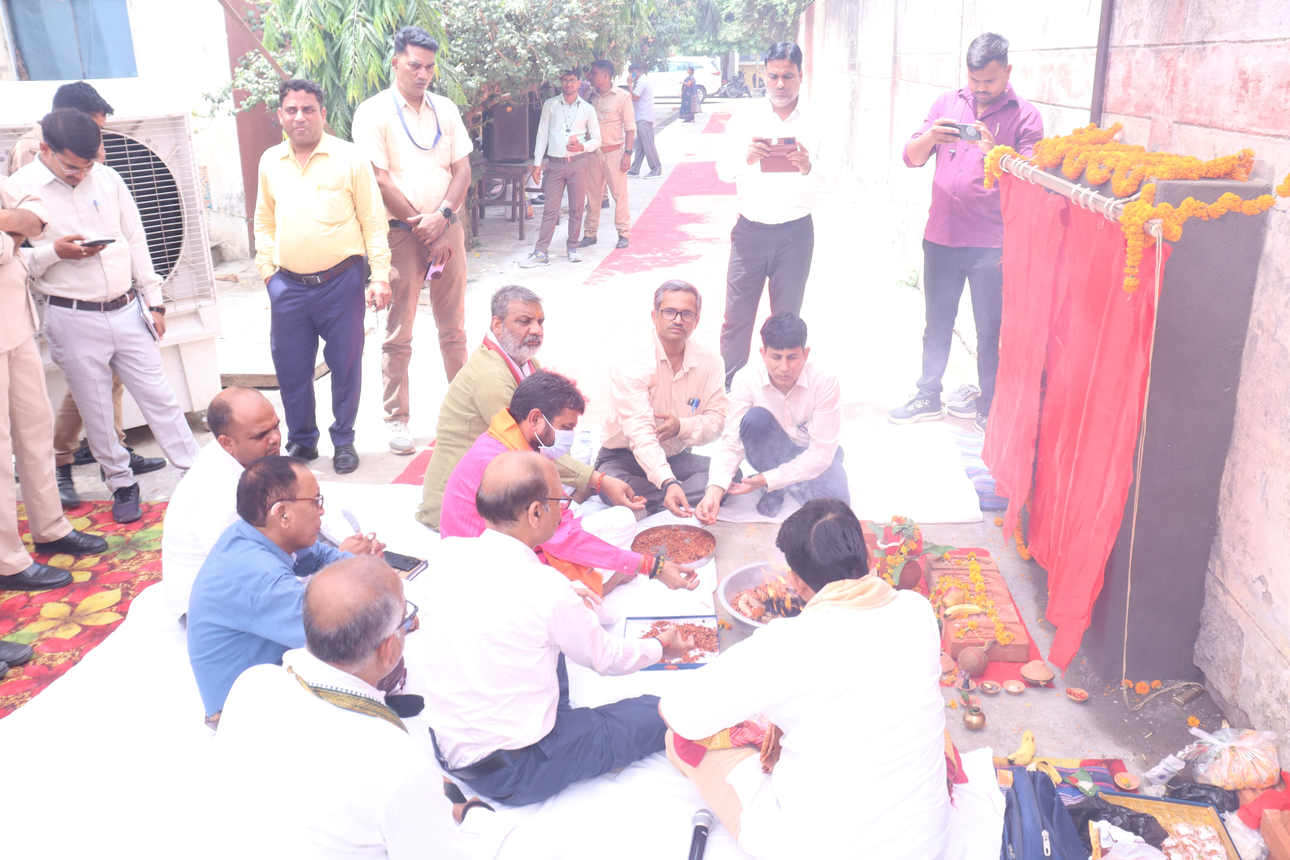 भवन का भूमि पूजन करते मंत्री भवन का भूमि पूजन करते मंत्री