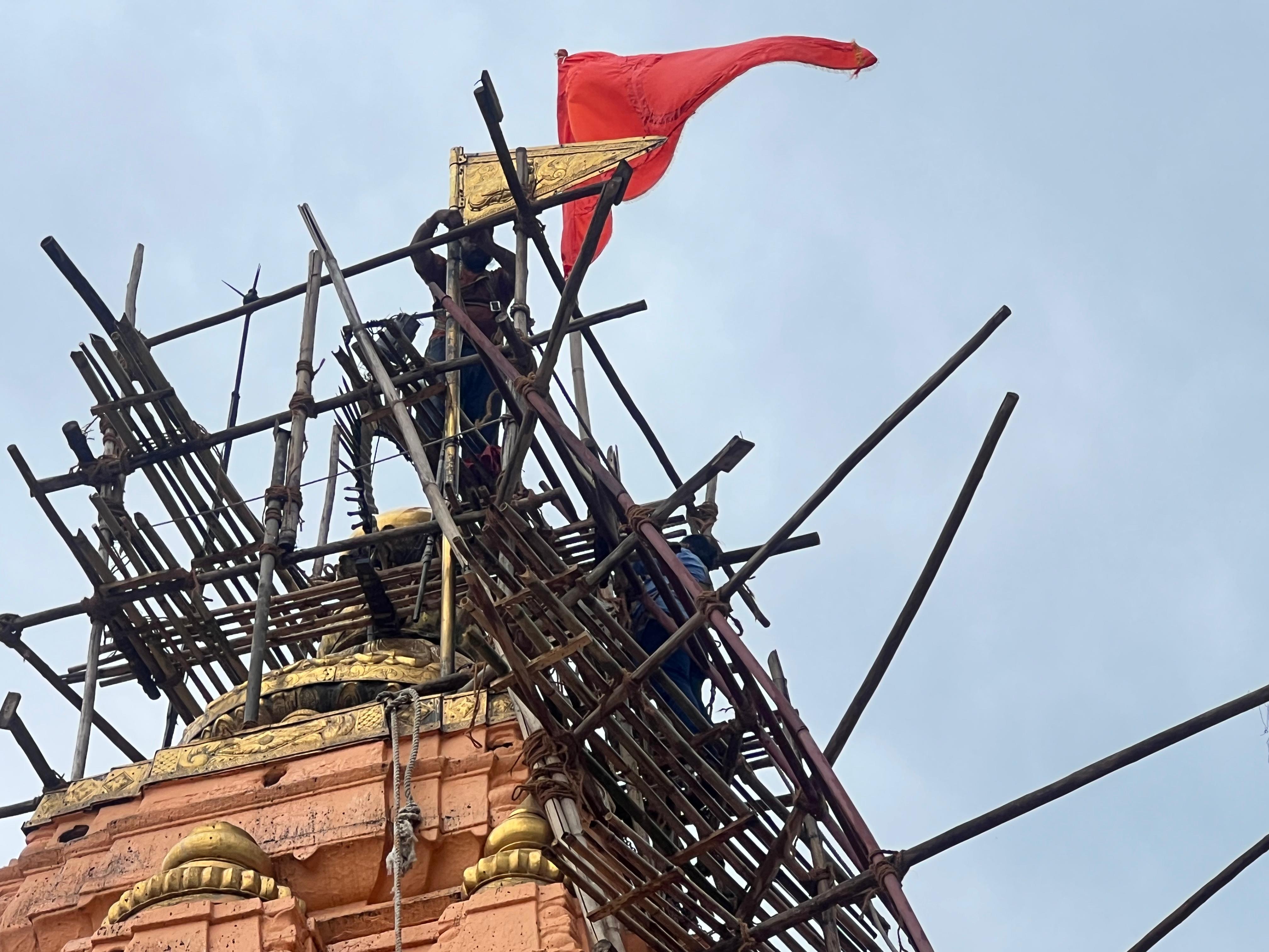 महाकालेश्वर मंदिर के शिखर पर स्वर्ण ध्वज पुर्नस्थापित किया महाकालेश्वर मंदिर के शिखर पर स्वर्ण ध्वज पुर्नस्थापित किया
