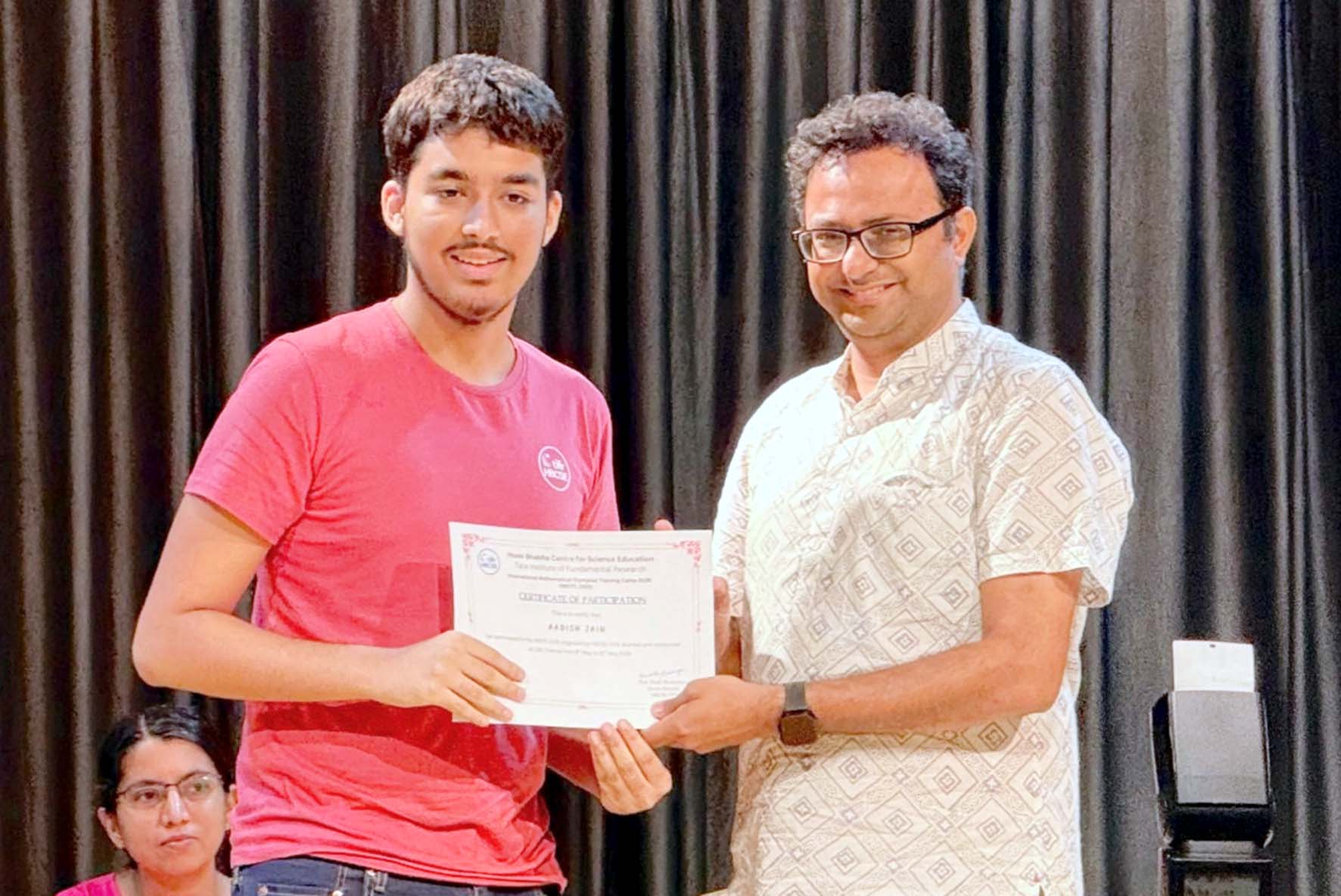 आईएमओ का प्रमाण पत्र लेते हुए आदीश जैन। आईएमओ का प्रमाण पत्र लेते हुए आदीश जैन।