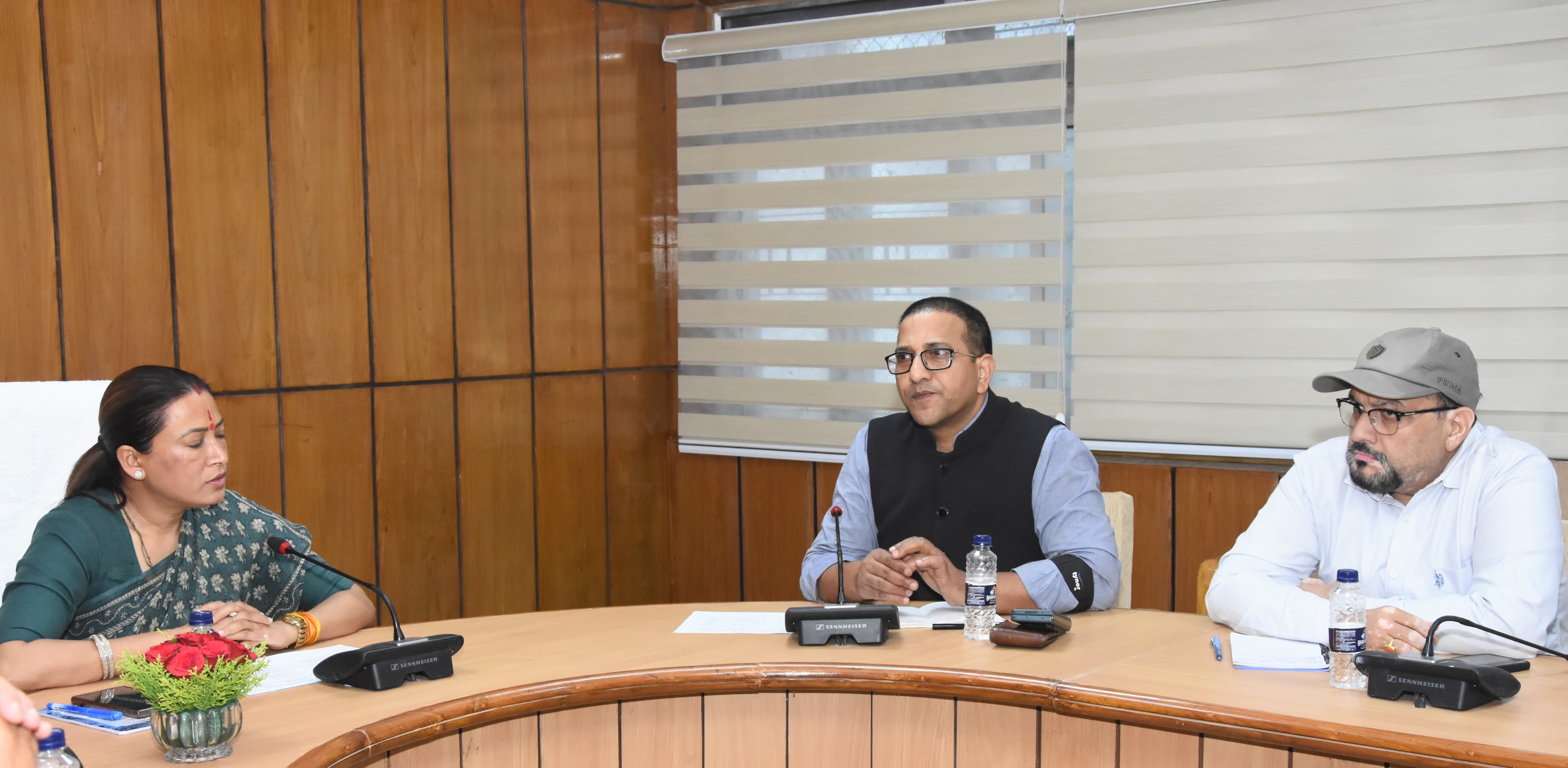मंत्री रेखा आर्य विभागीय अधिकारियों के साथ बैठक करती। मंत्री रेखा आर्य विभागीय अधिकारियों के साथ बैठक करती।