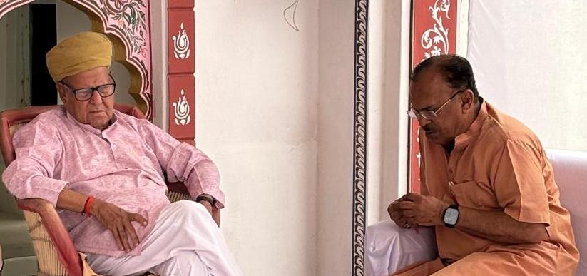 विधानसभाध्यक्ष देवनानी टहला गांव में संवेदना व्यक्त करते हुए विधानसभाध्यक्ष देवनानी टहला गांव में संवेदना व्यक्त करते हुए