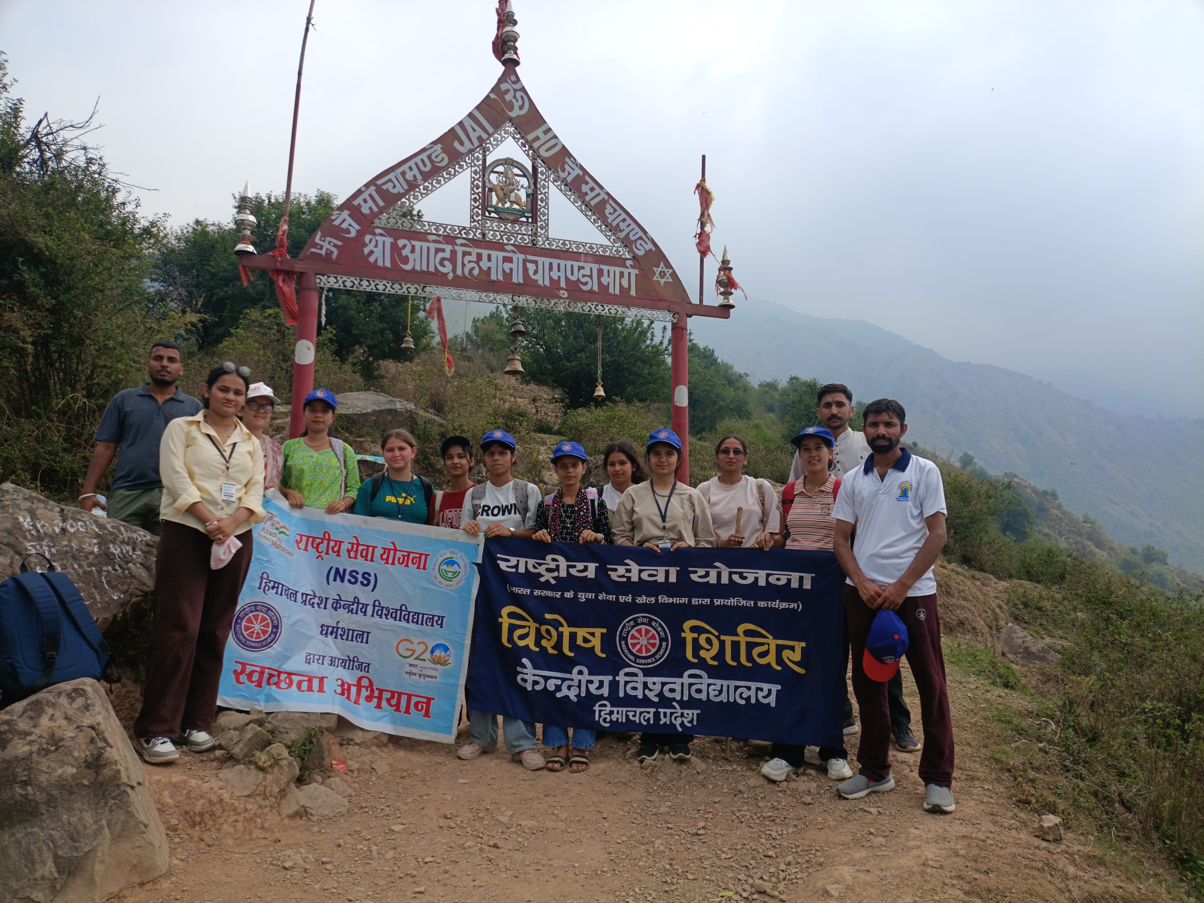 आदि हिमानी चामुंडा मंदिर के बाहर एनएसएस स्वयंसेवक।