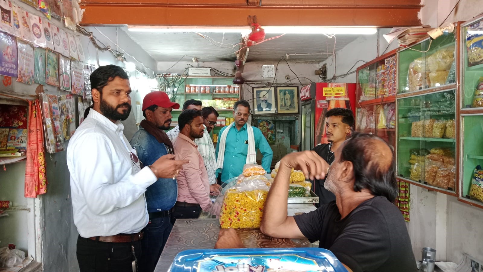नगर निगम के अधिकारी-कर्मचारी दुकानों में जांच करते हुए। नगर निगम के अधिकारी-कर्मचारी दुकानों में जांच करते हुए।