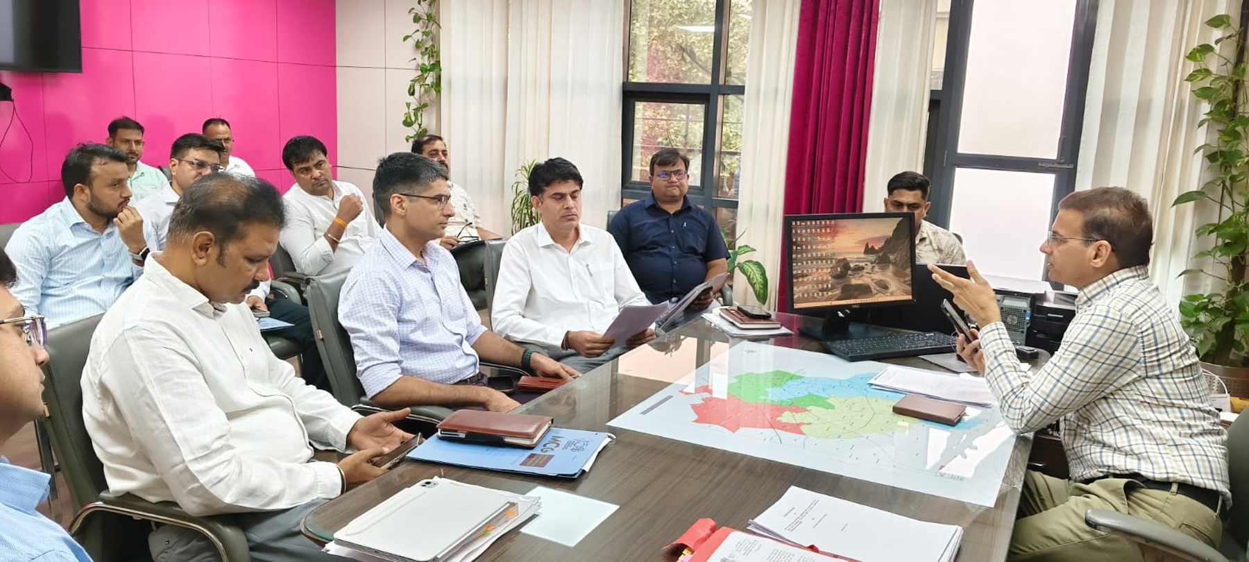 गुरुग्राम में स्वच्छता पखवाड़ा व सफाई कार्यों की समीक्षा बैठक लेते अतिरिक्त निगमायुक्त महावीर प्रसाद।