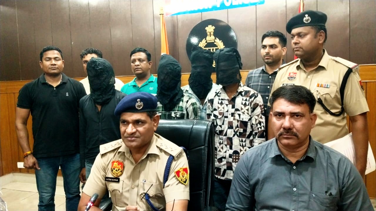 पानीपत में गिरफ्तार चोरों को प्रेस के सामने दिखाते डीएसपी सतीश वत्स पानीपत में गिरफ्तार चोरों को प्रेस के सामने दिखाते डीएसपी सतीश वत्स