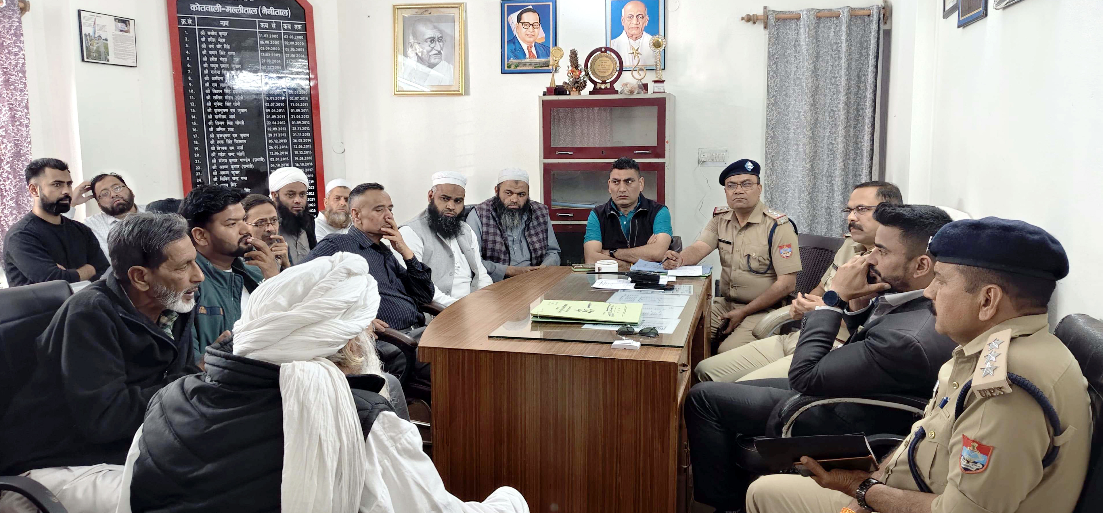 शांति कमेटी की बैठक में उपस्थित पुलिस के अधिकारी एवं अन्य। शांति कमेटी की बैठक में उपस्थित पुलिस के अधिकारी एवं अन्य।