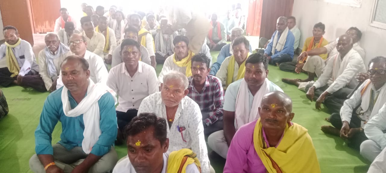 कार्यक्रम में उपस्थित समाजजन।