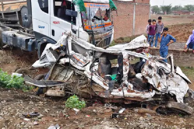 मप्र के झाबुआ में हुए हादसे के बाद वैन की तस्वीर मप्र के झाबुआ में हुए हादसे के बाद वैन की तस्वीर
