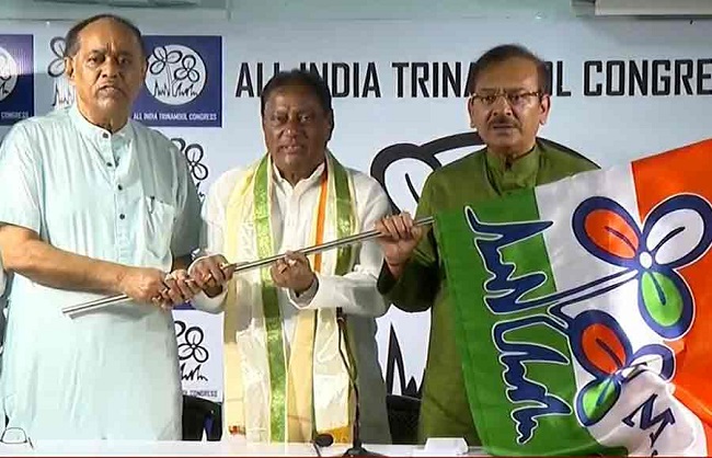 तृणमूल कांग्रेस के वरिष्ठ नेता सुब्रत बक्शी और अरूप विश्वास की उपस्थिति में तृणमूल में शामिल माटीगाड़ा-नक्सलबाड़ी के पूर्व विधायक शंकर मालाकार