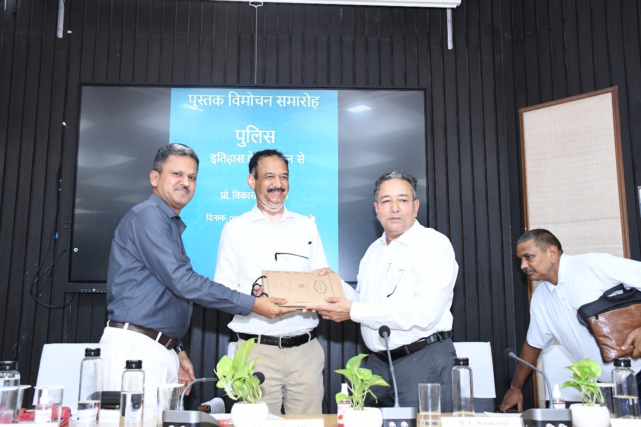 पुलिस इतिहास पर प्रोफेसर नौटियाल की पुस्तक 'पुलिस इतिहास के वातायन से' का आरपीए में हुआ विमोचन