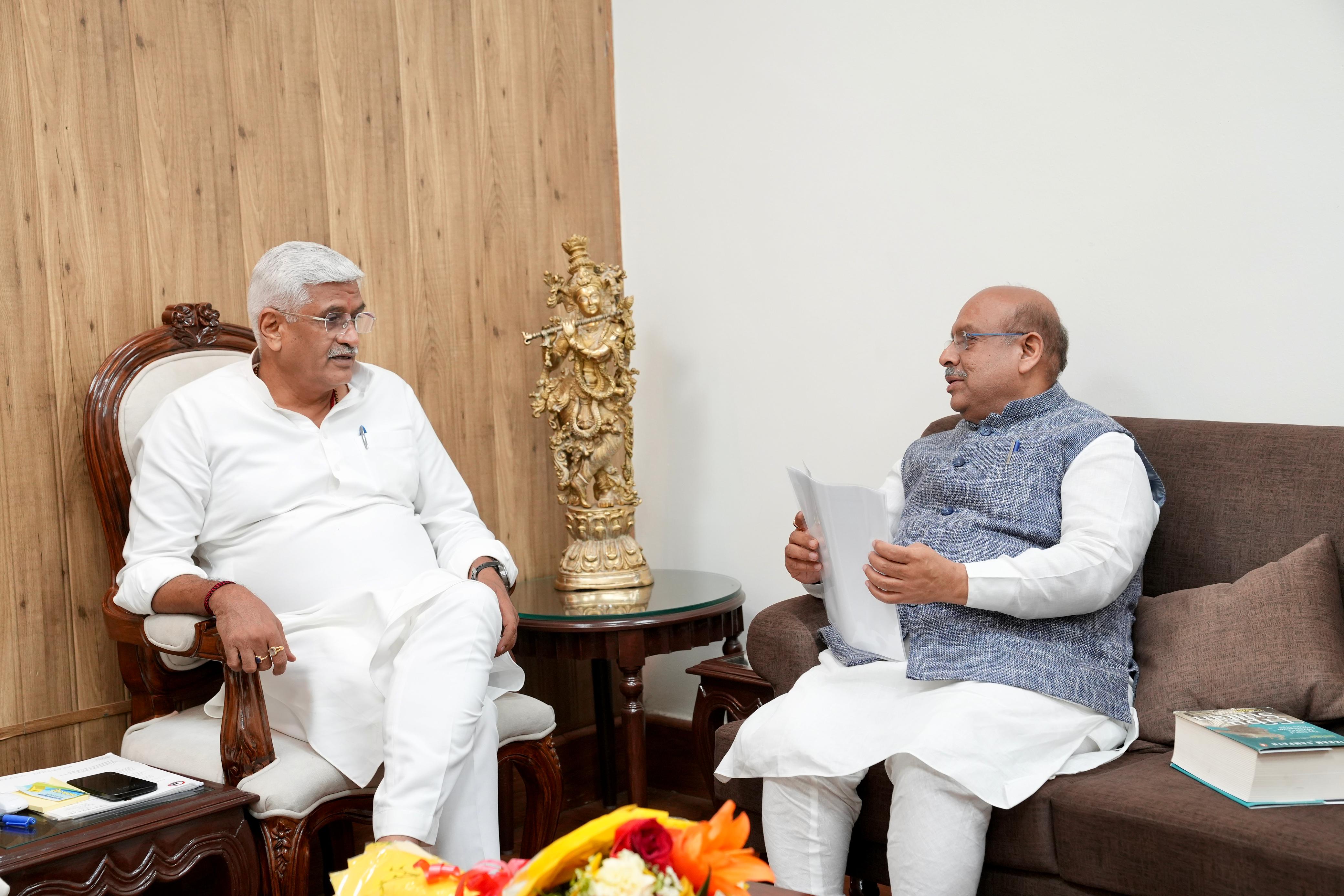 दिल्ली में बुधवार को केंद्रीय पर्यटन मंत्री गजेंद्र सिंह शेखावत से मुलाकात करते विधानसभा अध्यक्ष विजेंद्र गुप्ता दिल्ली में बुधवार को केंद्रीय पर्यटन मंत्री गजेंद्र सिंह शेखावत से मुलाकात करते विधानसभा अध्यक्ष विजेंद्र गुप्ता