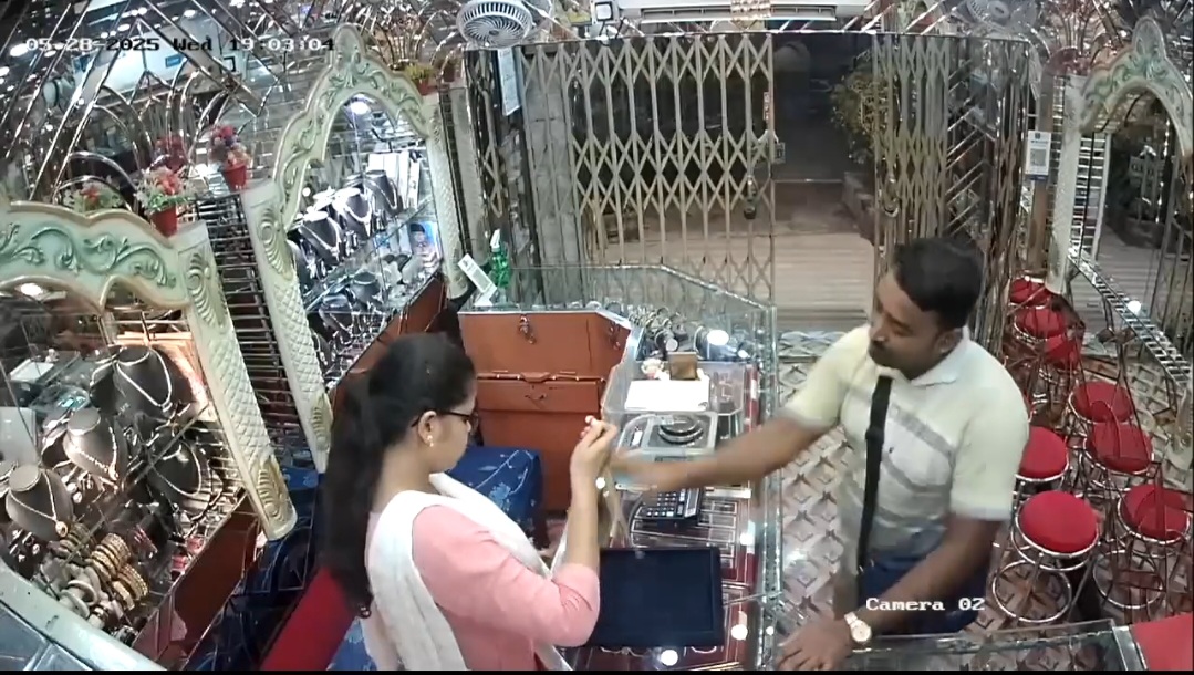ग्राहक बन ज्वैलरी शॉप में घुसा चोर, सोने की चेन लेकर हुआ फरार, मामले का सीसीटीवी फुटेज आया सामने ग्राहक बन ज्वैलरी शॉप में घुसा चोर, सोने की चेन लेकर हुआ फरार, मामले का सीसीटीवी फुटेज आया सामने