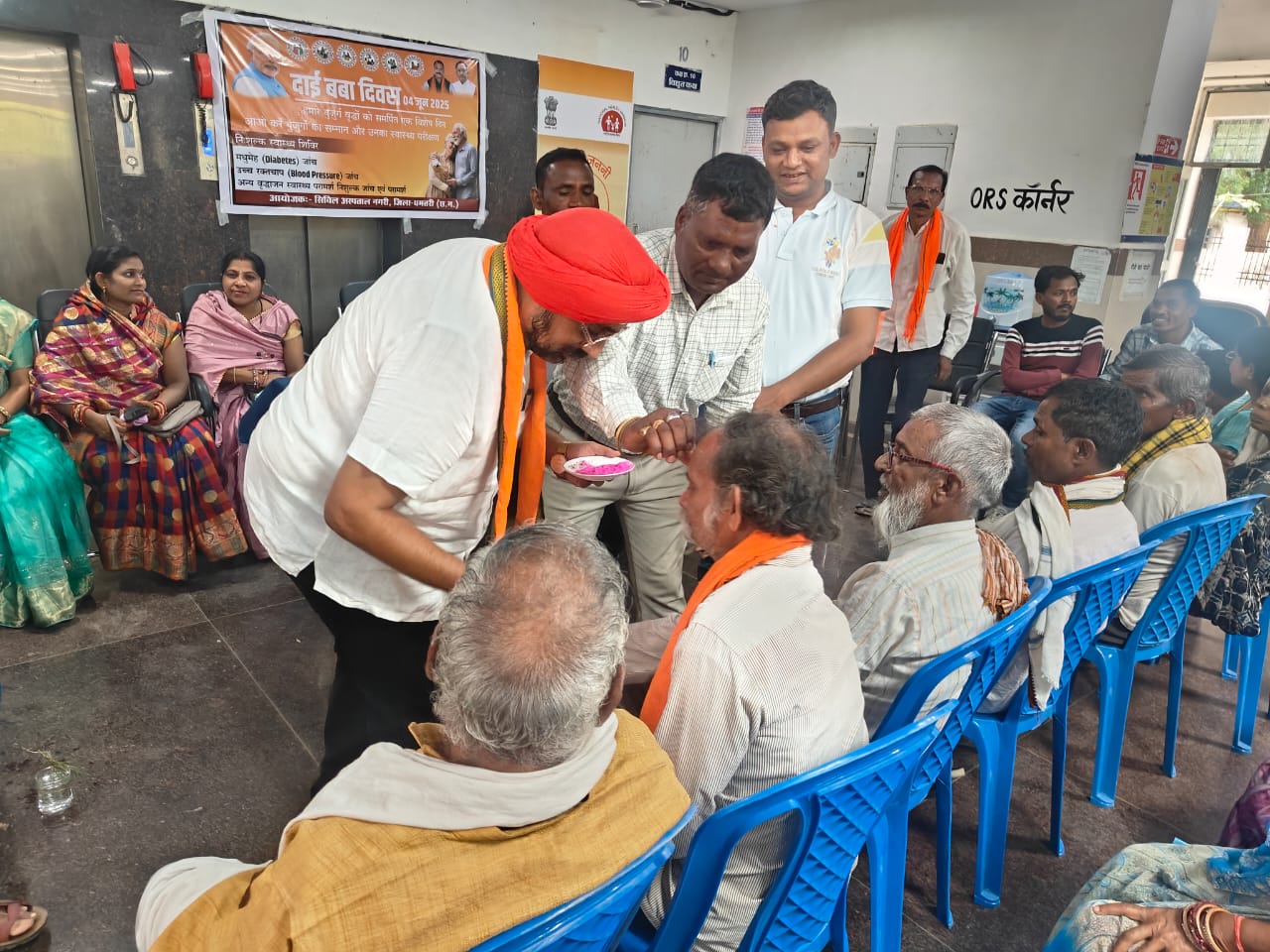 बुजुर्गों का सम्मान करते हुए नपं अध्यक्ष बलजीत छाबड़ा व अन्य। बुजुर्गों का सम्मान करते हुए नपं अध्यक्ष बलजीत छाबड़ा व अन्य।