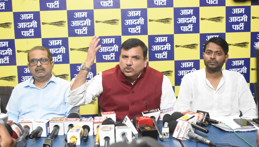 वार्ता कर जानकारी देते सांसद संजय सिंह।