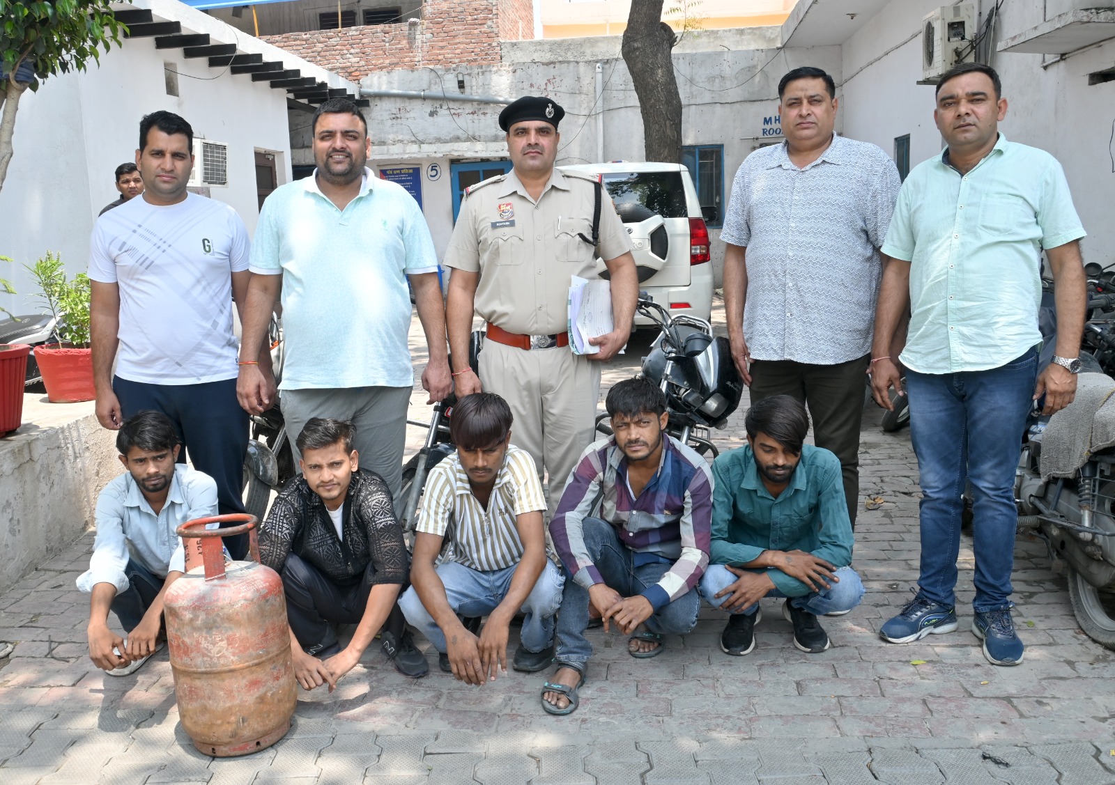 पुलिस गिरफ्त में चोर गिरोह पुलिस गिरफ्त में चोर गिरोह
