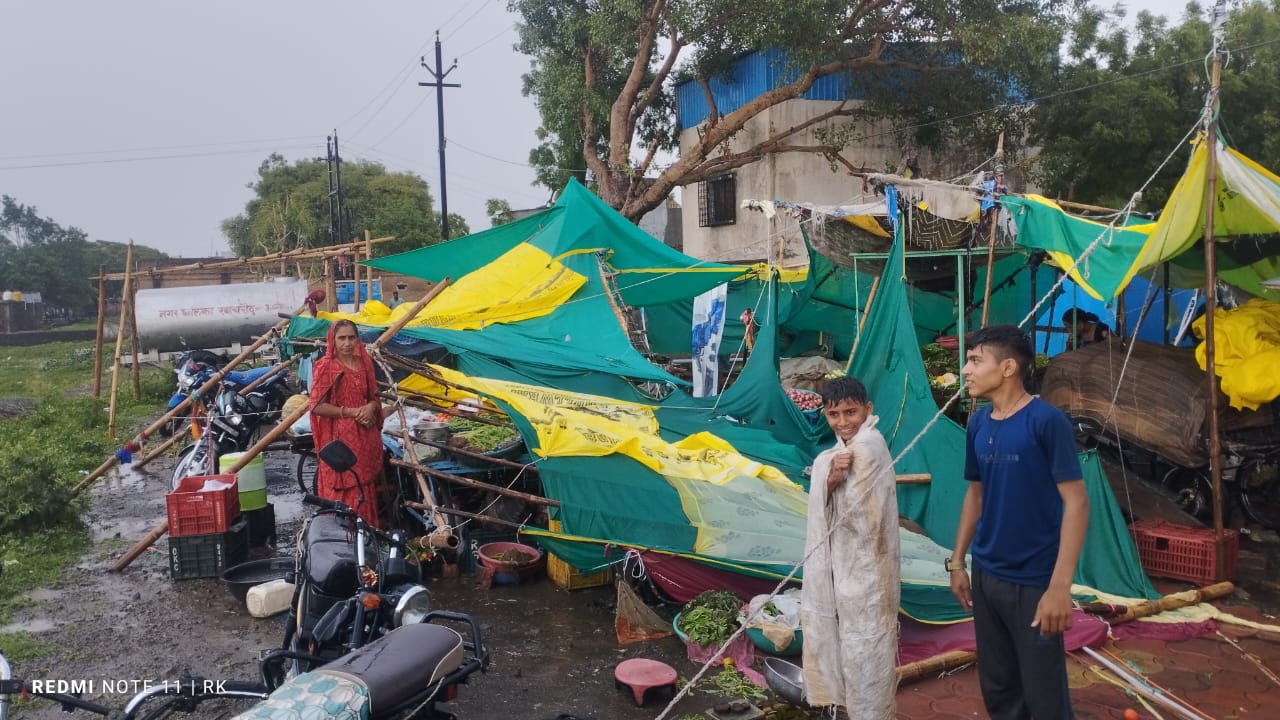 इस तरह उड़ी दुकानें