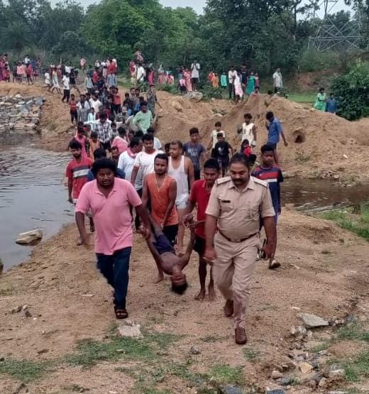 शव को कब्जे में लेती पुलिस शव को कब्जे में लेती पुलिस