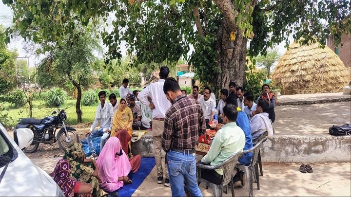 ग्वालियरः ड्रोन से कीटनाशक व उर्वरक छिड़काव करके दिखाया ग्वालियरः ड्रोन से कीटनाशक व उर्वरक छिड़काव करके दिखाया