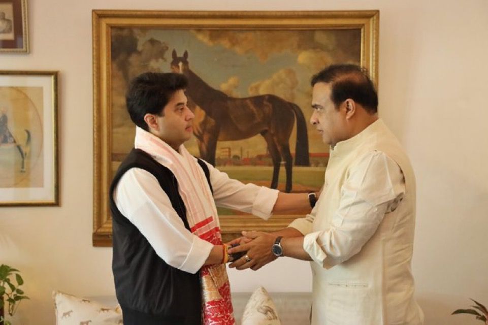 फाइल फोटो: असम के मुख्यमंत्री डॉ हिमंत बिस्व सरमा से बातचीत करते हुए केंद्रीय डोनर मंत्री ज्योतिरादित्य सिंधिया। फाइल फोटो: असम के मुख्यमंत्री डॉ हिमंत बिस्व सरमा से बातचीत करते हुए केंद्रीय डोनर मंत्री ज्योतिरादित्य सिंधिया।